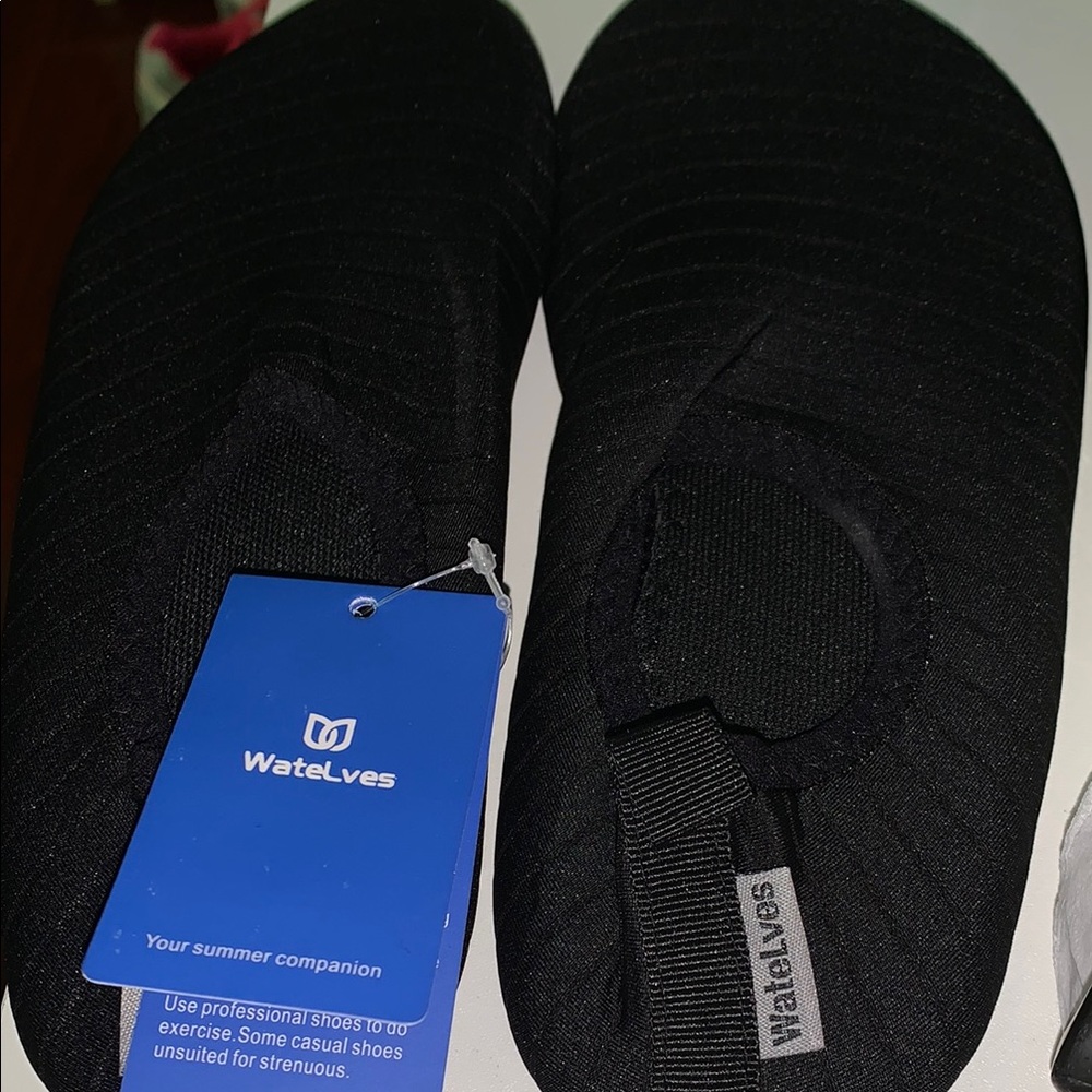 WateLves Black Water Shoes nwt